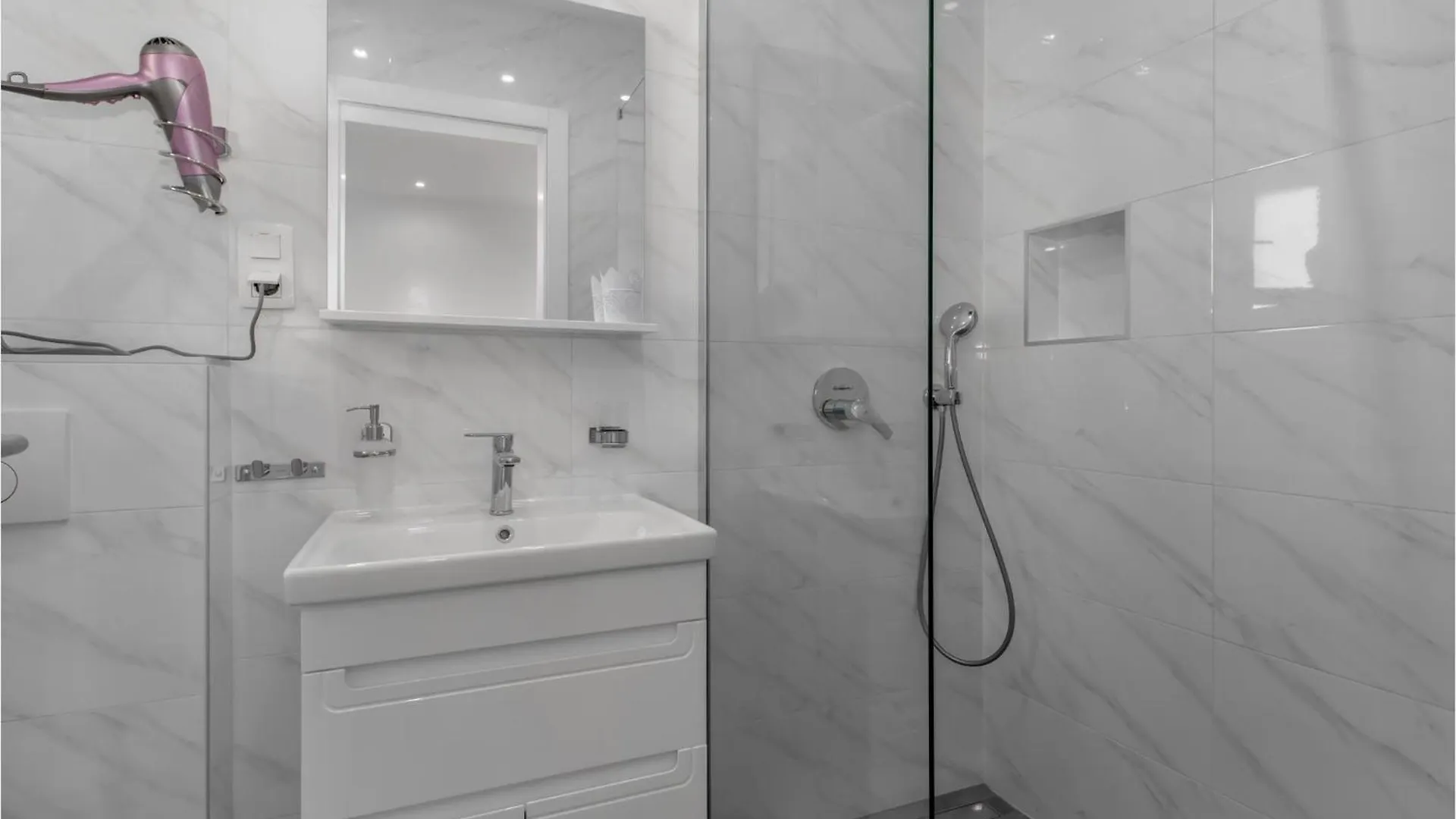 Beautiful Home In Dramalj With Jacuzzi